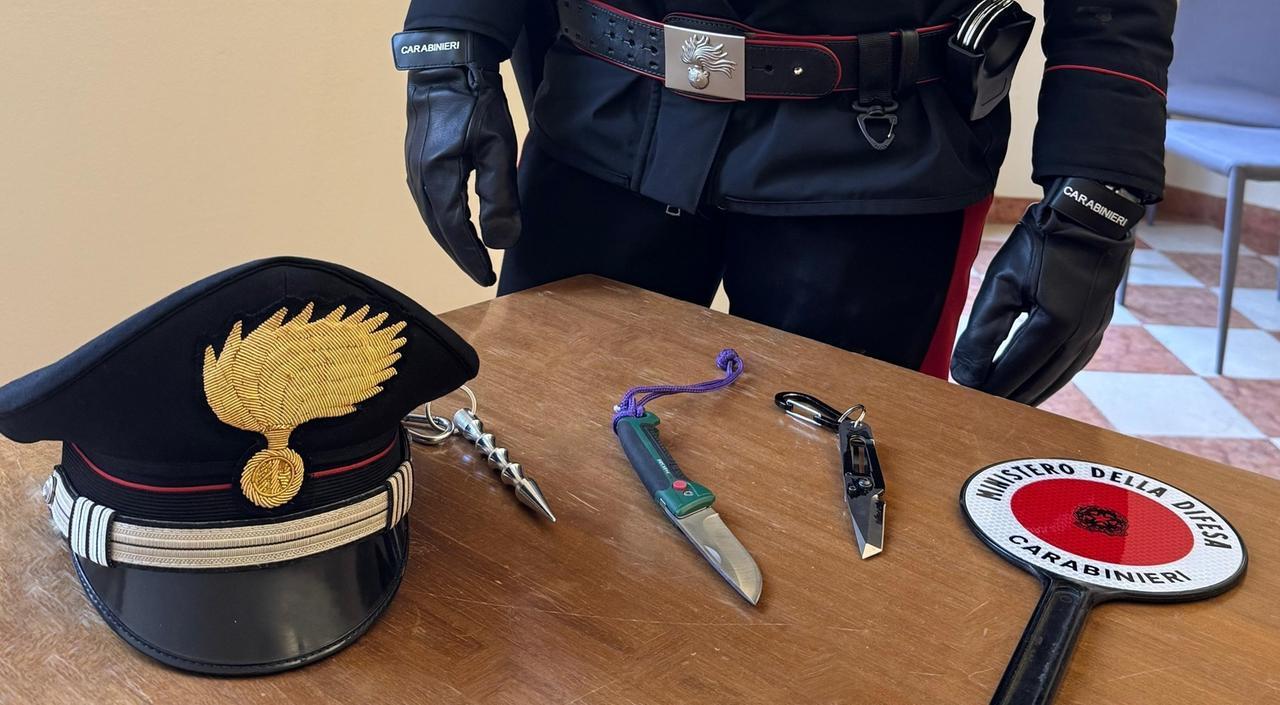 Vuole entrare in centro durante l’incendio del Castello, fermato ai varchi con coltelli e punteruolo