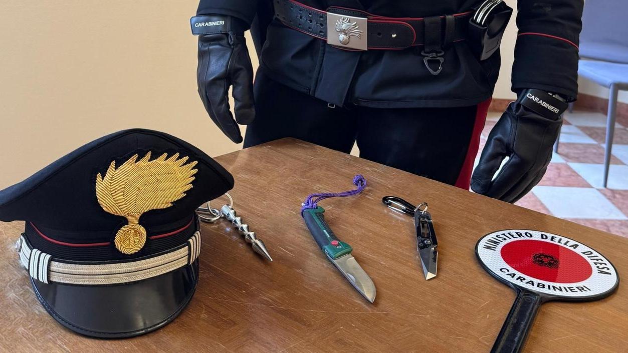 Vuole entrare in centro durante l’incendio del Castello, fermato ai varchi con coltelli e punteruolo