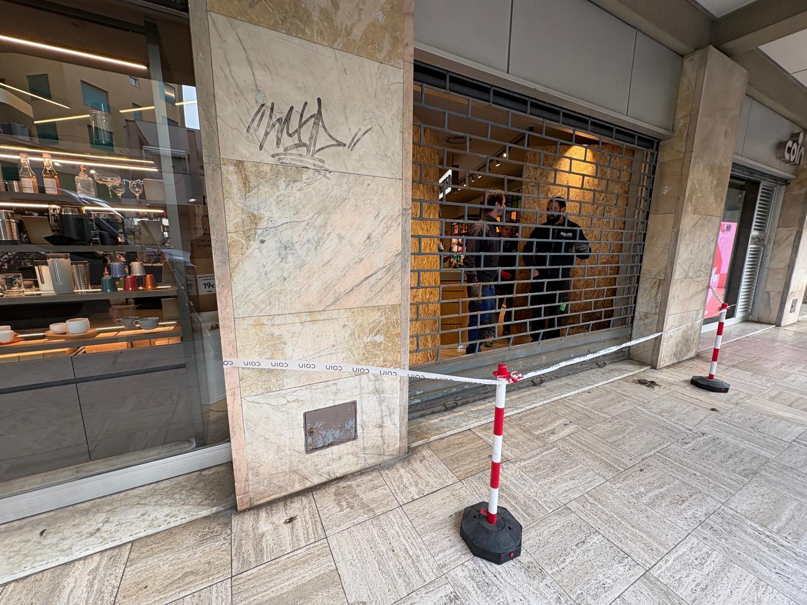 La vetrata spaccata alla Coin (Foto Stick)