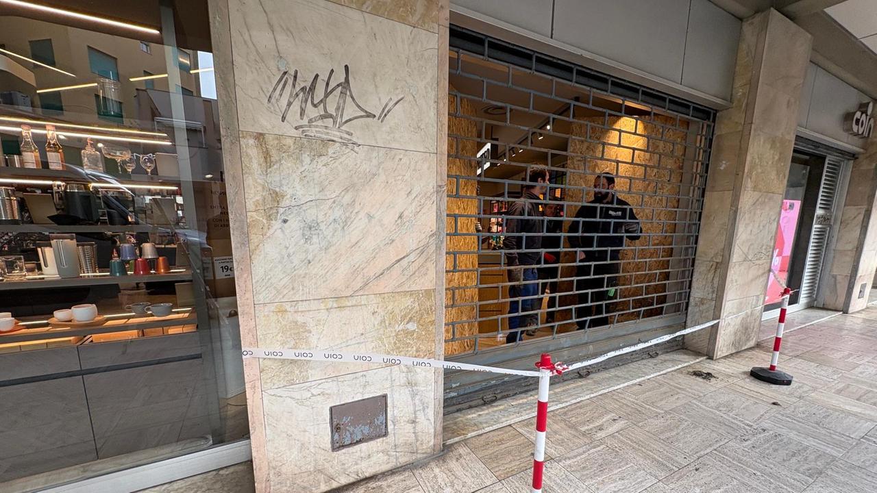 La vetrata spaccata alla Coin (Foto Stick)