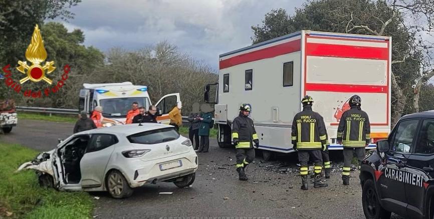 Violento scontro tra un’auto e un’autoemoteca dell’Avis: due feriti