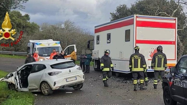 Violento scontro tra un’auto e un’autoemoteca dell’Avis: due feriti