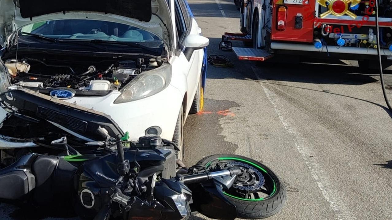 Con la moto cade e finisce sotto un’auto, ecco chi è la vittima