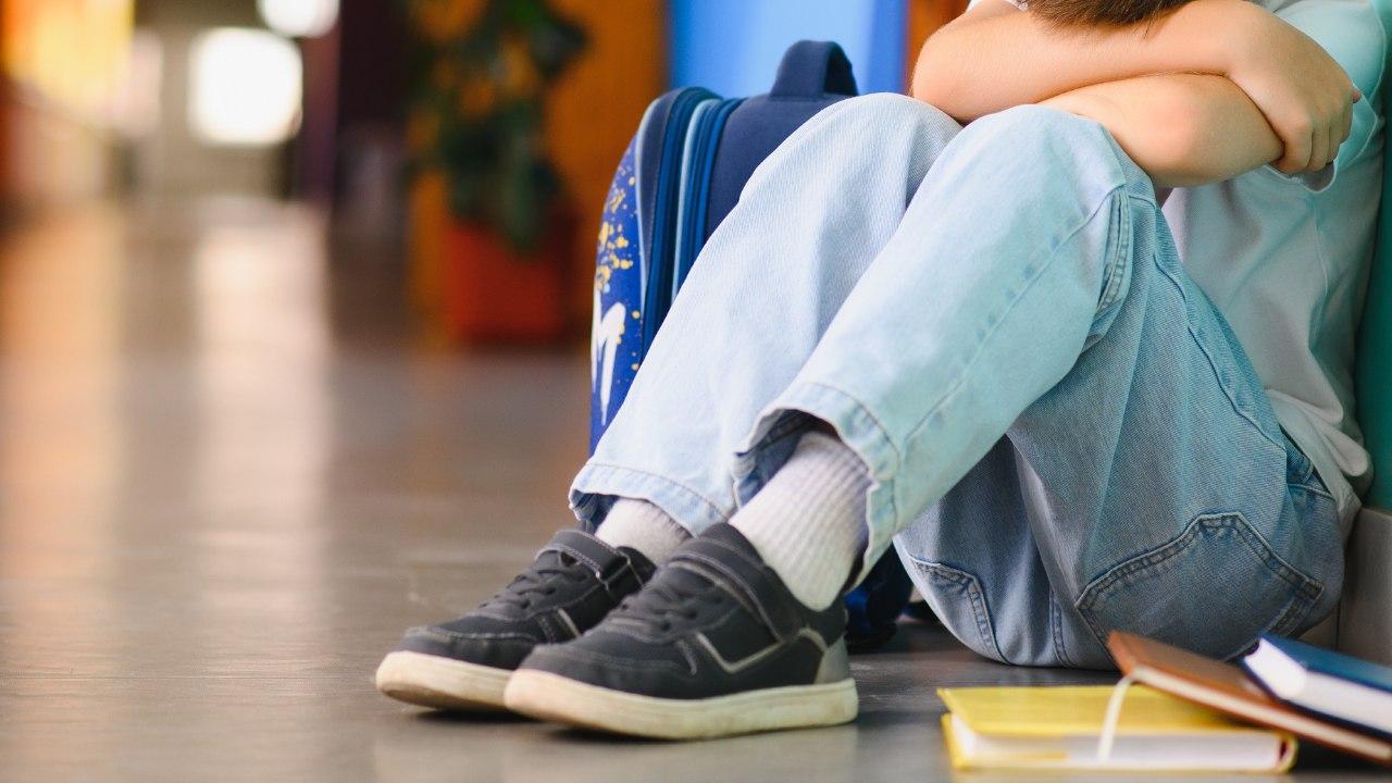 Lucca, bambino di 12 anni picchiato dai bulli fuori da scuola: la famiglia chiede i danni ai genitori