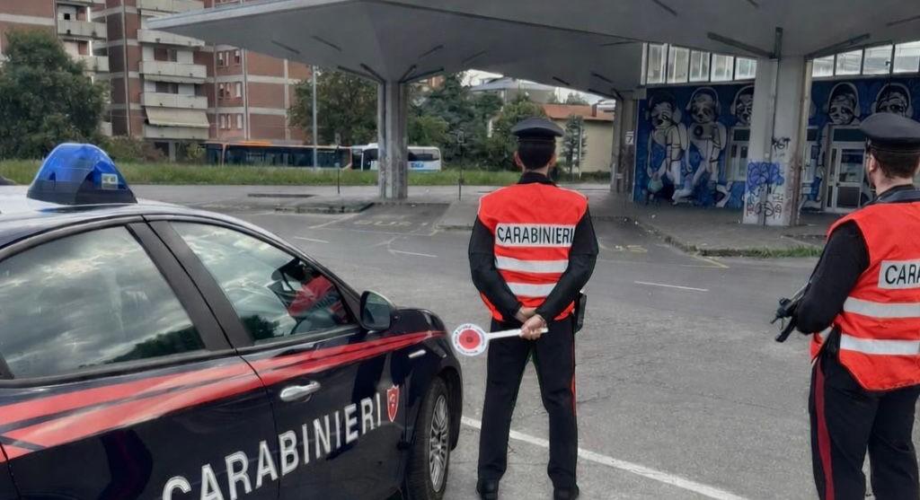 Minaccia un coetaneo col machete per rapinarlo: 16enne in carcere