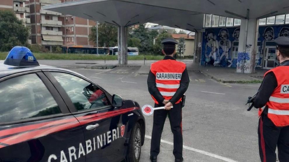 Minaccia un coetaneo col machete per rapinarlo: 16enne in carcere