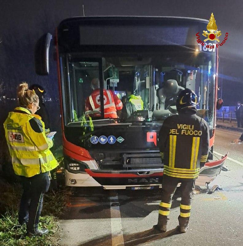 Scontro tra un’auto e un autobus a Cella: cinque i feriti e traffico bloccato sulla via Emilia