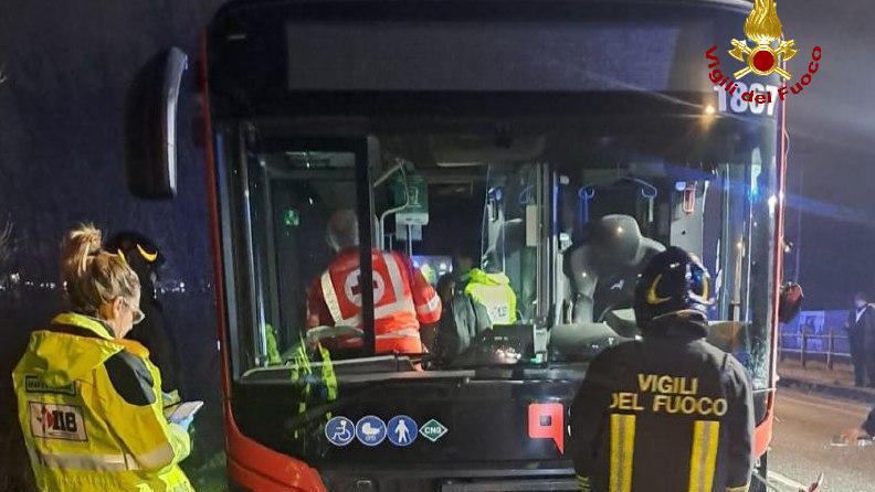 Scontro tra un’auto e un autobus a Cella: cinque i feriti e traffico bloccato sulla via Emilia