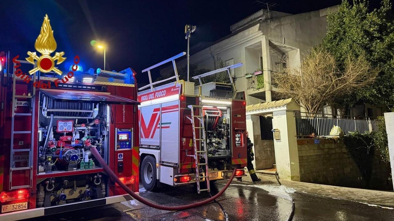 Fiamme in un’abitazione durante il trasloco, momenti di paura