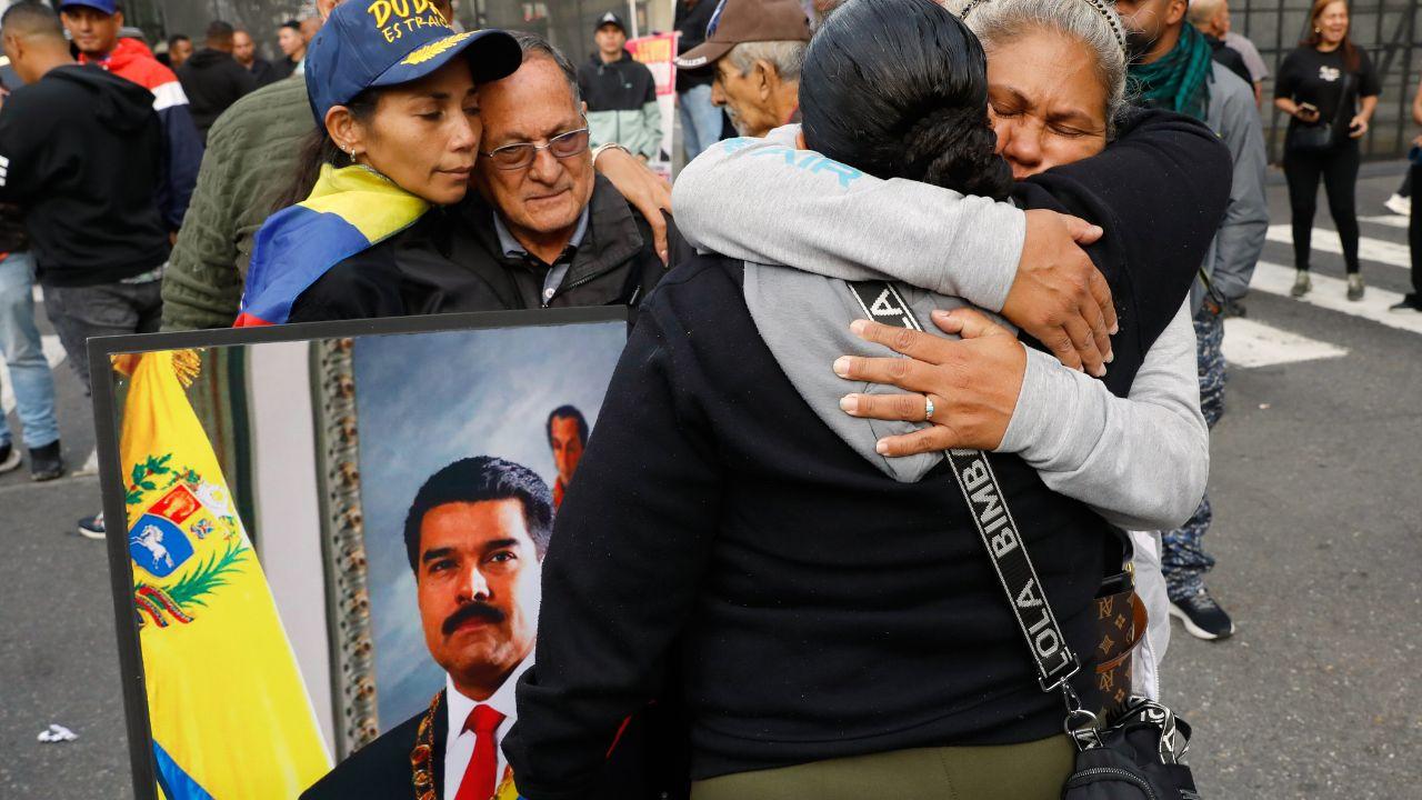 Sostenitori del presidente Maduro ieri a Caracas