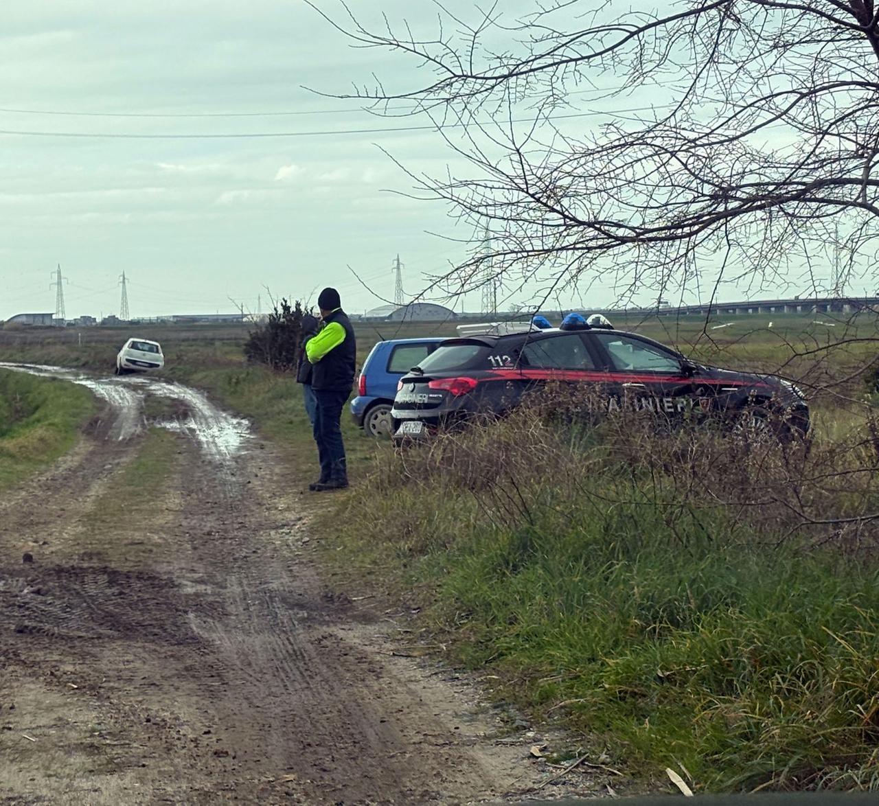 
	Una pattuglia dei carabinieri sul posto e un'auto nel fosso (foto Stick)

