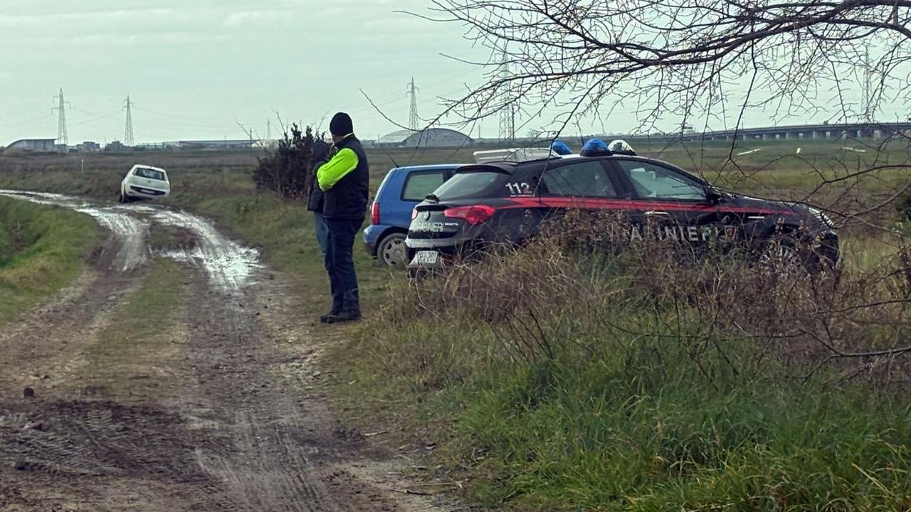 Una pattuglia dei carabinieri sul posto e un'auto nel fosso (foto Stick)