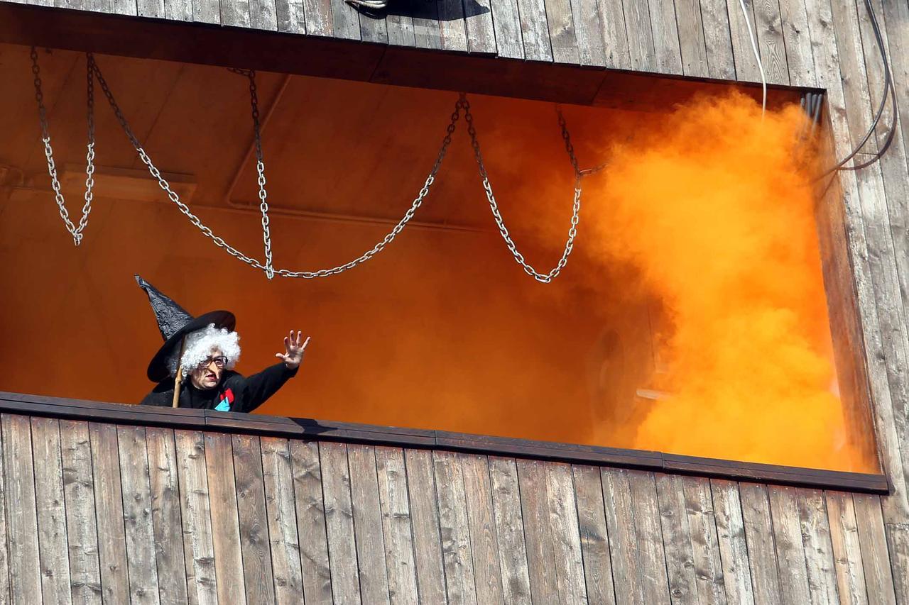 Ferrara, la Befana dei vigili del fuoco arriva in piazza Castello