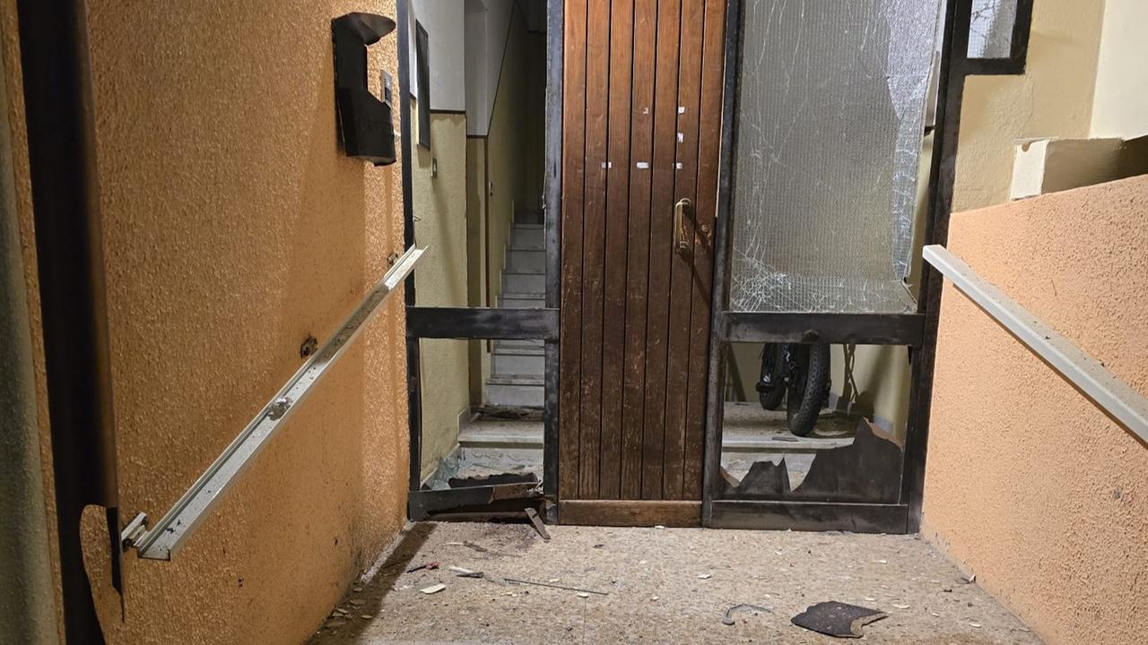 Esplosione nella notte ad Alghero, danneggiato l’ingresso di un condominio: ecco cosa sappiamo