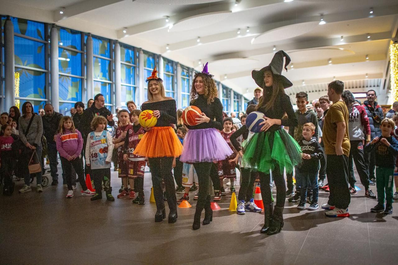 Tuffi, in barca, sulla funicolare, in piazza e nei rioni: Livorno e le sue Befane – La guida