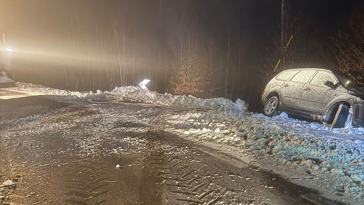 Con l’auto in bilico sul dirupo e i bimbi a bordo: salvati da tre carabiniere fuori servizio
