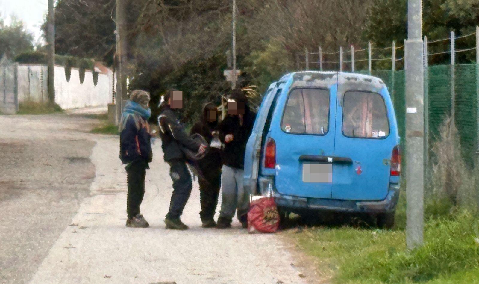 Alcuni ragazzi di ritorno dal rave (foto Stick)