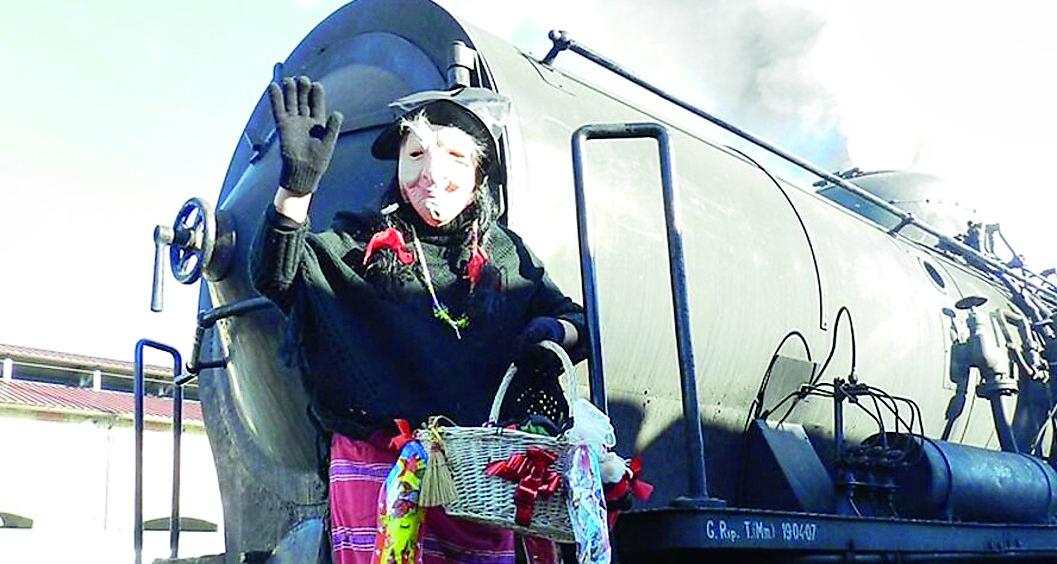 La Befana sul trenino porta doni e dolci a Sassari e Sorso