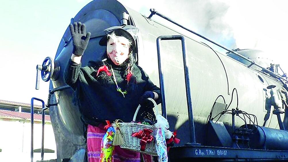 La Befana sul trenino porta doni e dolci a Sassari e Sorso
