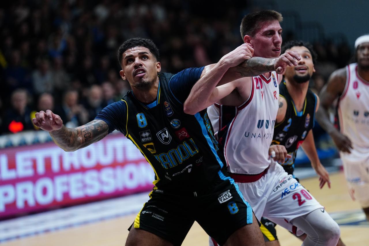 Pallacanestro Reggiana, ora è crisi vera: vince Cremona trascinata dall’ex Grant