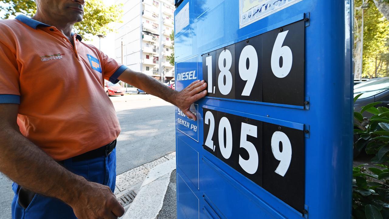 Carburanti, assicurazioni, sigarette e tasse di soggiorno: ecco la lunga lista dei rincari previsti per il 2026