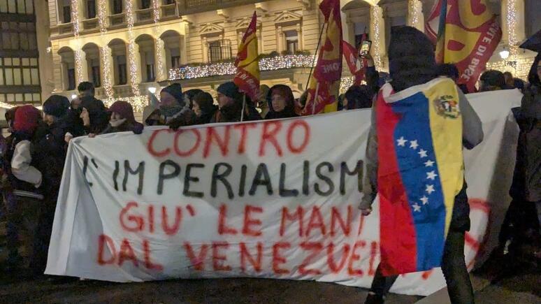 Firenze, «Giù le mani dal Venezuela»: manifestazione sotto il Consolato Usa