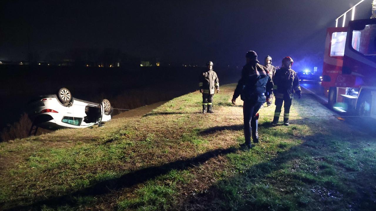 Si ribalta con l’auto sull’argine a Sant’Agostino, uomo incastrato e privo di sensi