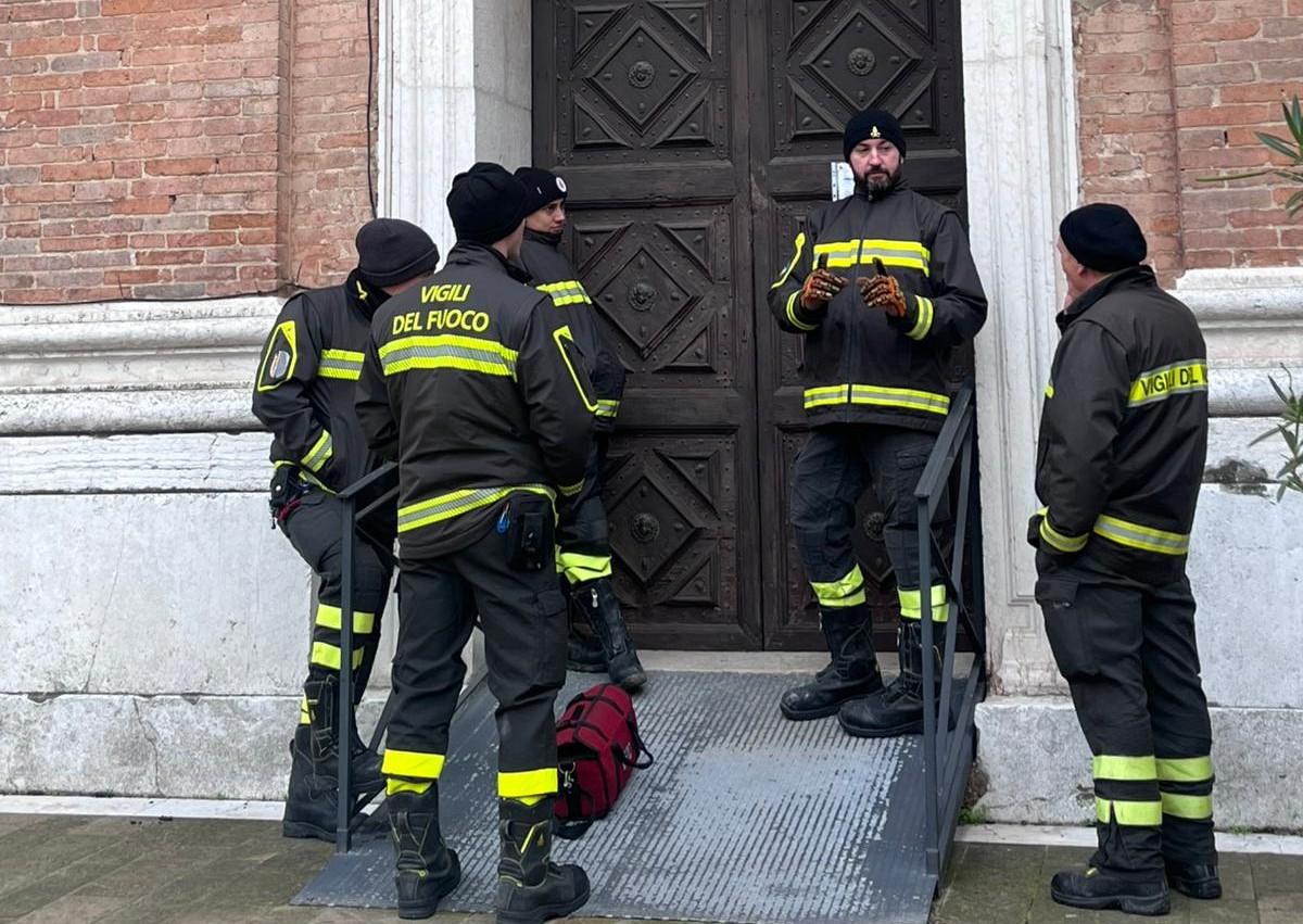 Ferrara, rimane intrappolata nella chiesa del Gesù: soccorsa