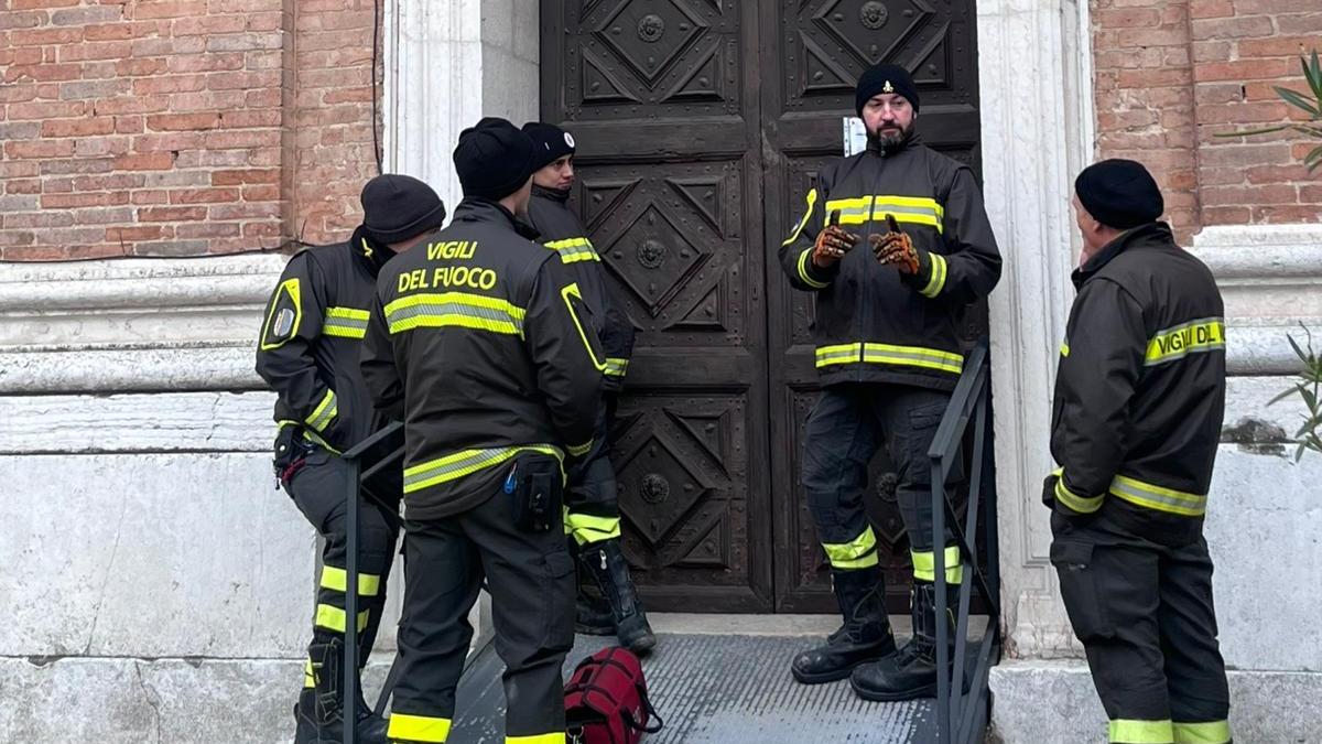 Ferrara, rimane intrappolata nella chiesa del Gesù: soccorsa
