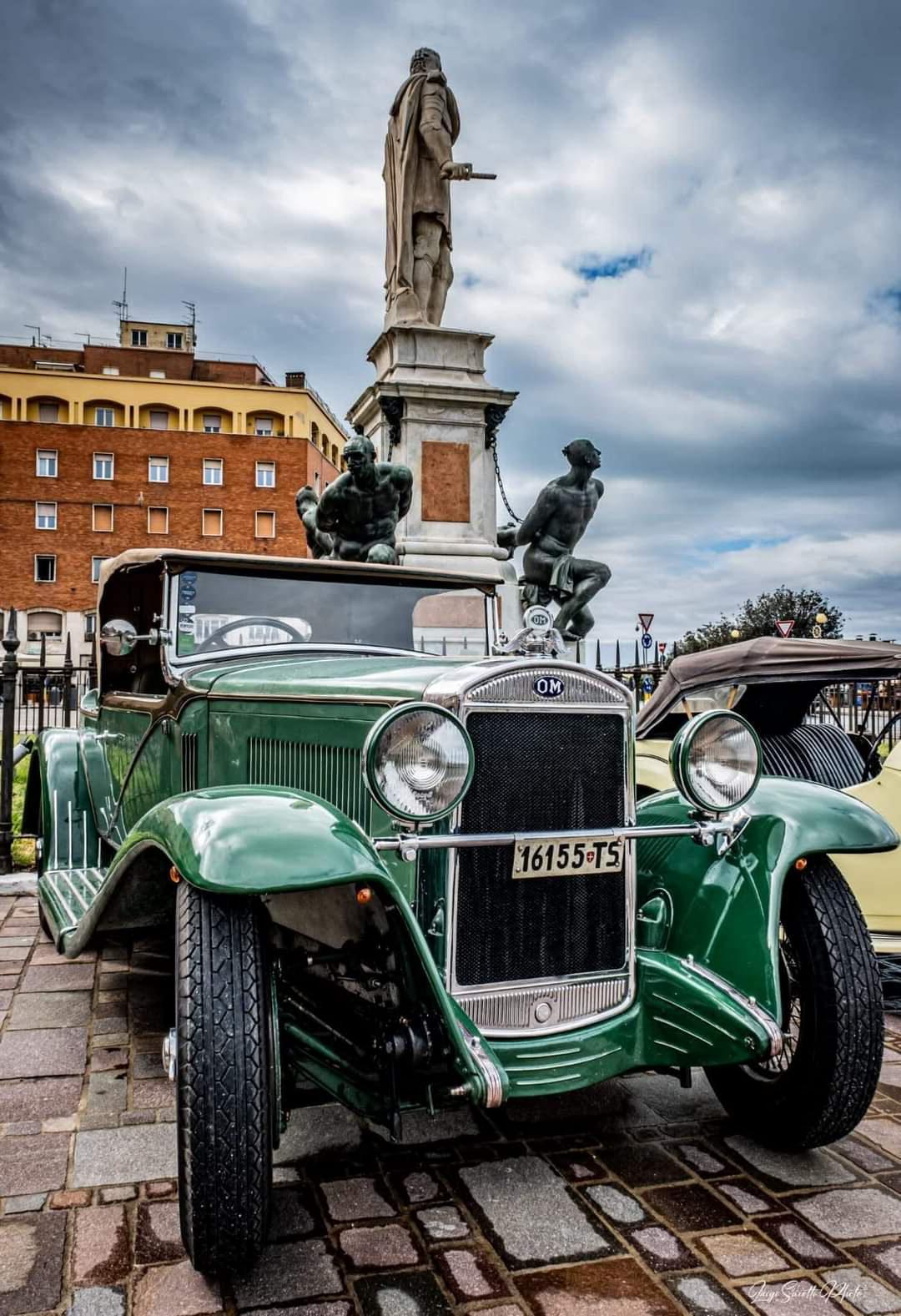 A Livorno la Befana arriva sull’auto d’epoca. In piazza Grande