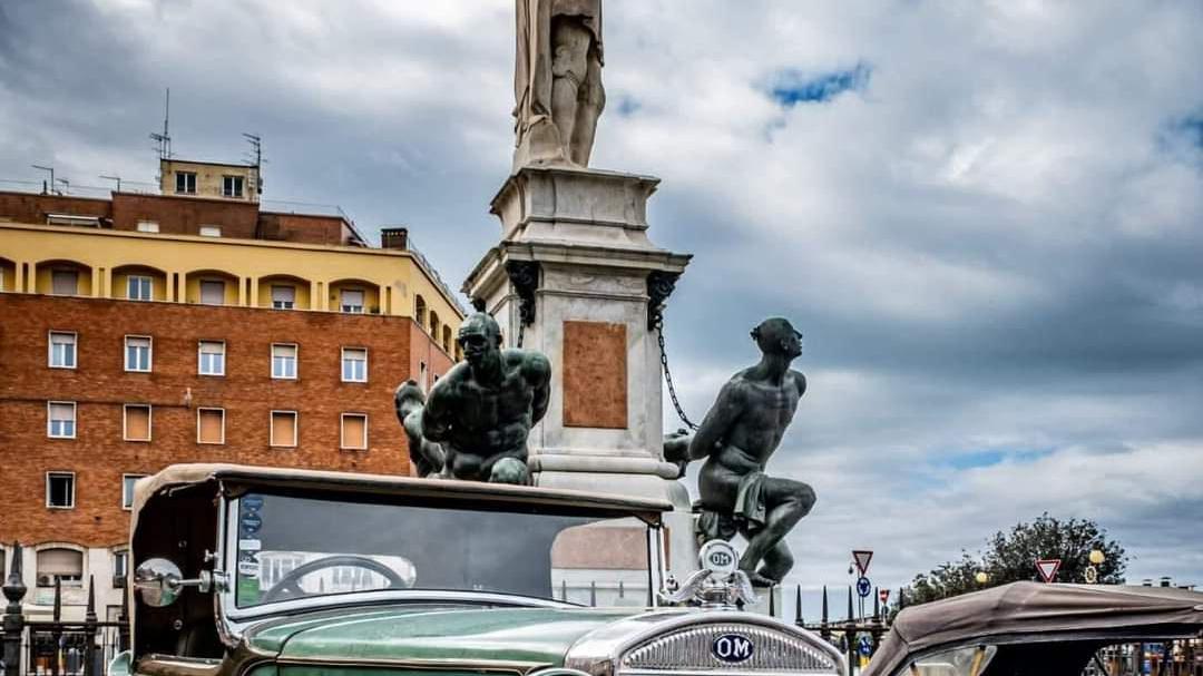 A Livorno la Befana arriva sull’auto d’epoca. In piazza Grande