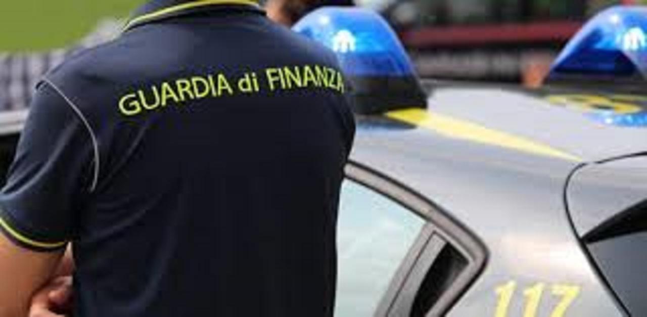 Un finanziere al lavoro (foto d'archivio)