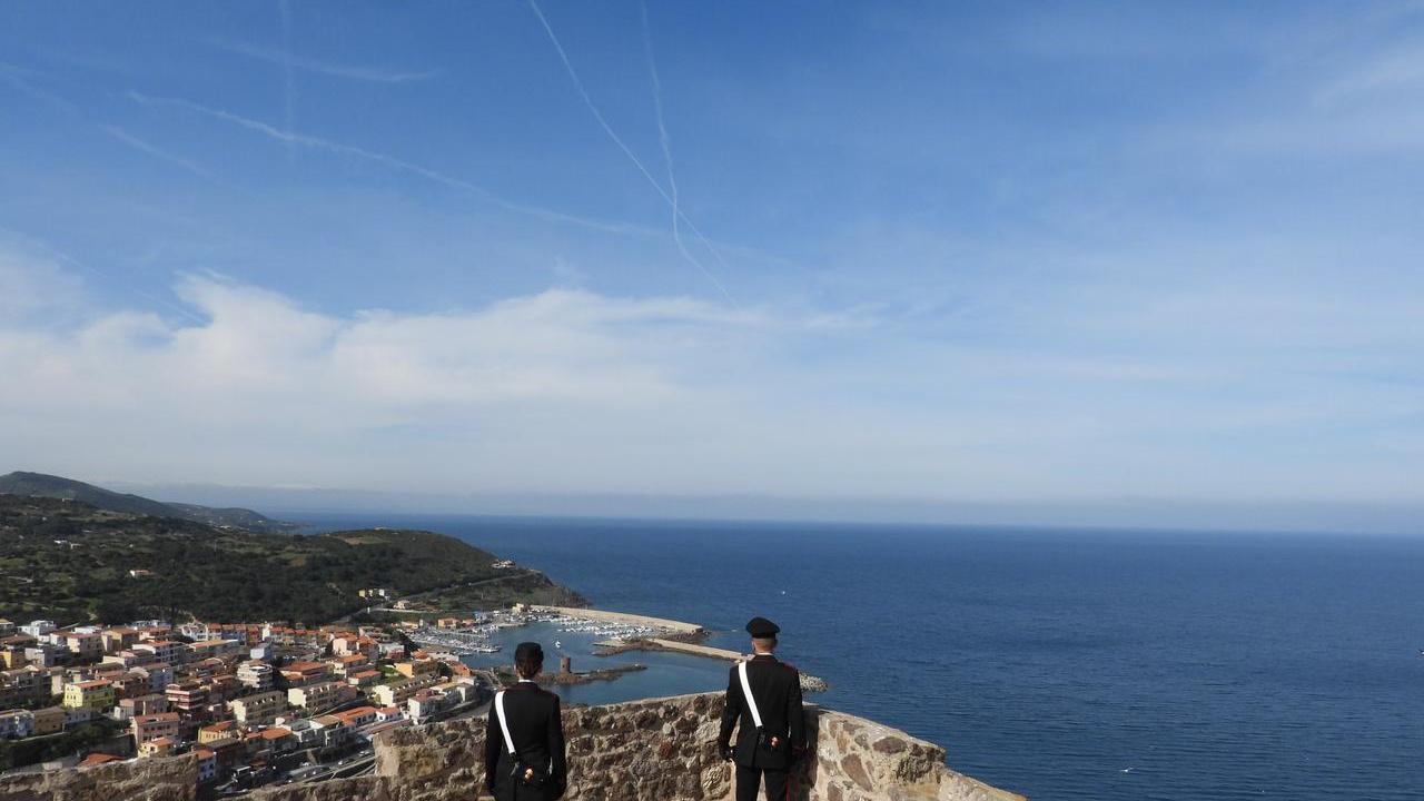 Arrestato con eroina, cocaina e marijuana: in auto anche un bastone tonfa
