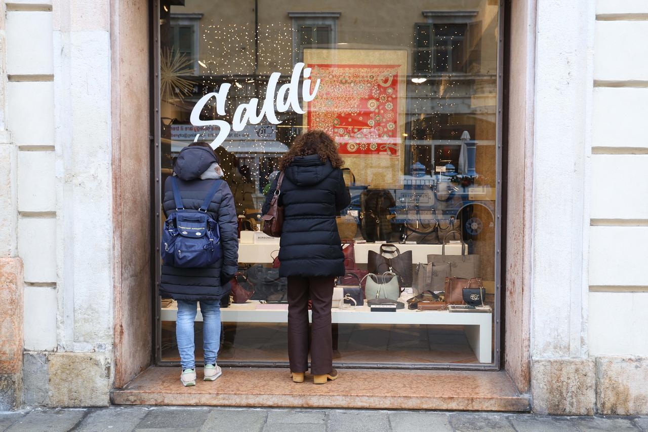 Saldi, buona partenza a Ferrara: «Andiamo a caccia delle offerte migliori»