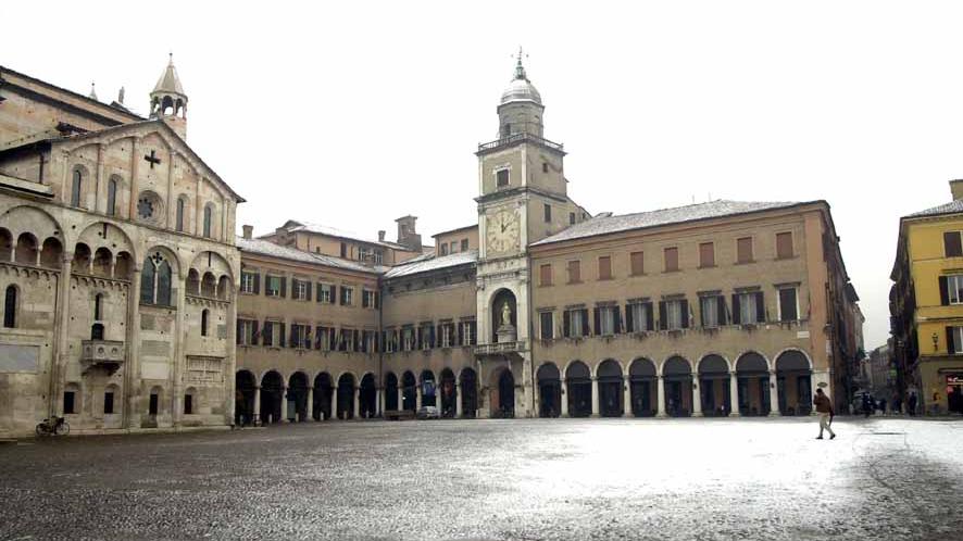 Piazza Grande innevata