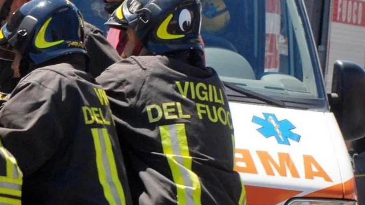 Tragedia sul posto di lavoro: cade in un autocompattatore e muore