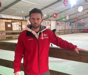 Guastalla, gestore della pista di ghiaccio allontana un gruppo di giovani, ma viene aggredito dal branco