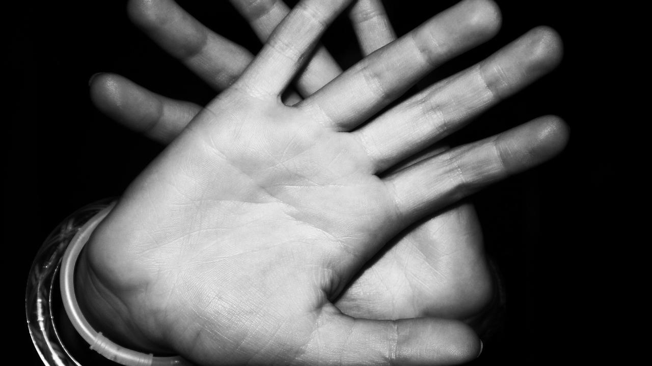 Carica in auto una 14enne e tenta di violentarla: il padre arriva e la salva