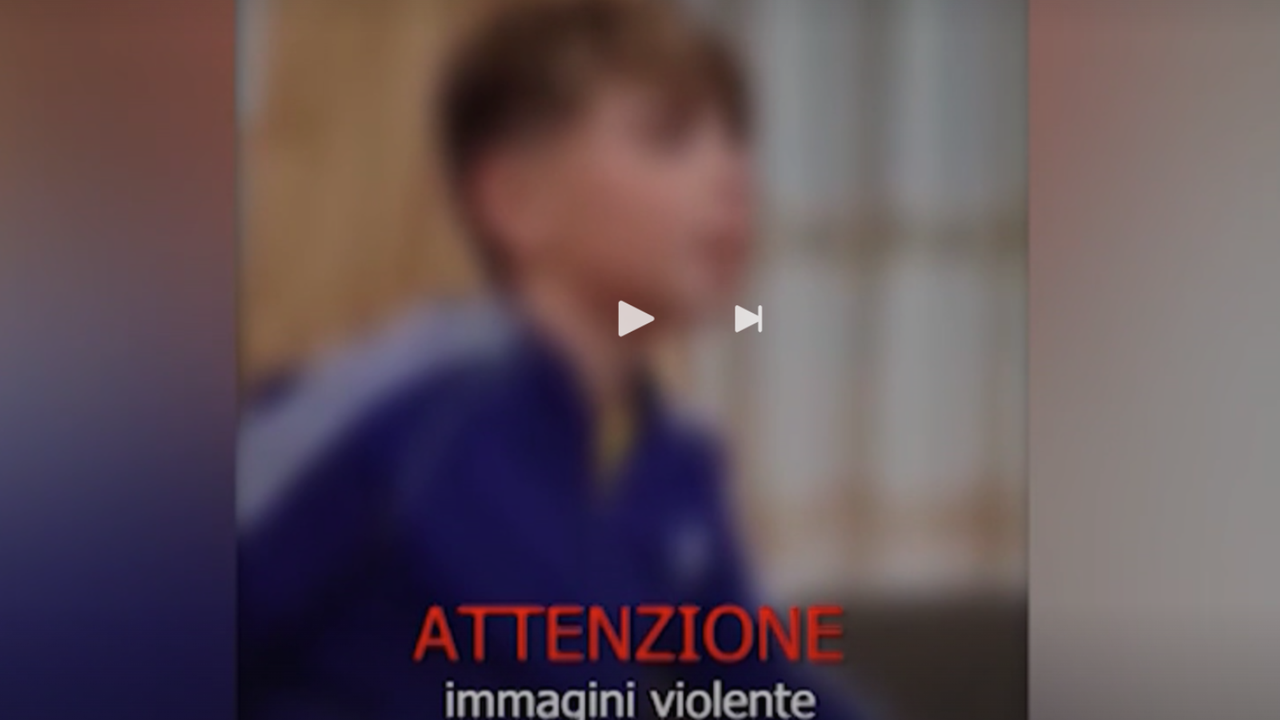 Picchia il figlio e lo insulta, arrestato dopo il filmato su TikTok – VIDEO