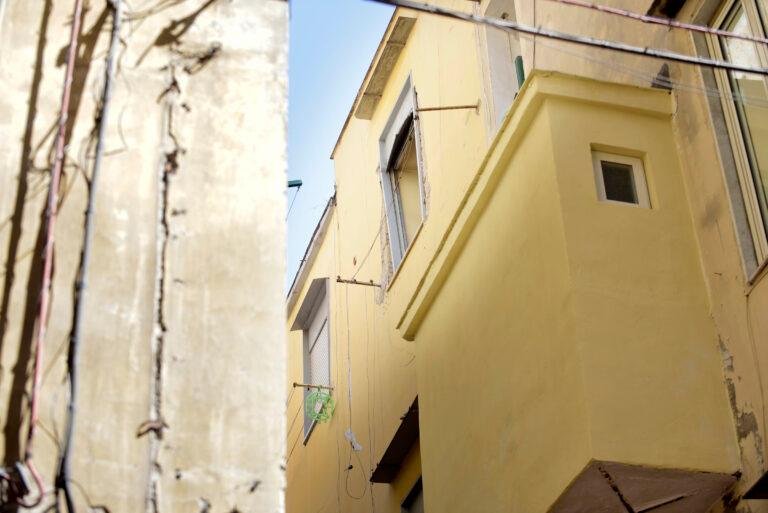 Sfrattato da casa rientra passando dalla finestra socchiusa: denunciato