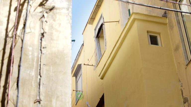 Sfrattato da casa rientra passando dalla finestra socchiusa: denunciato