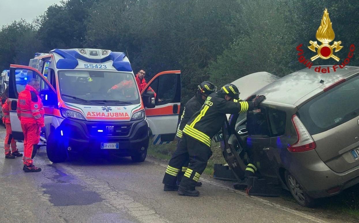 Sassari, auto fuori strada vicino a Monte d’Accoddi, due persone in ospedale
