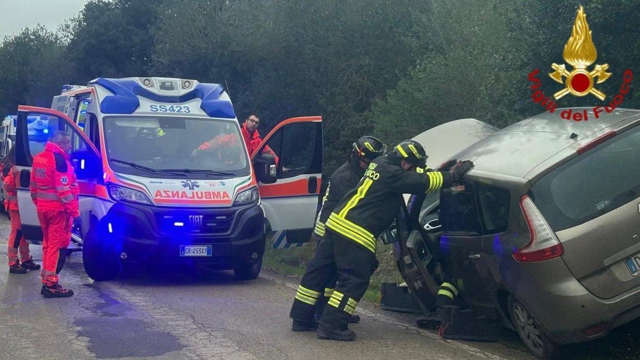 Sassari, auto fuori strada vicino a Monte d’Accoddi, due persone in ospedale