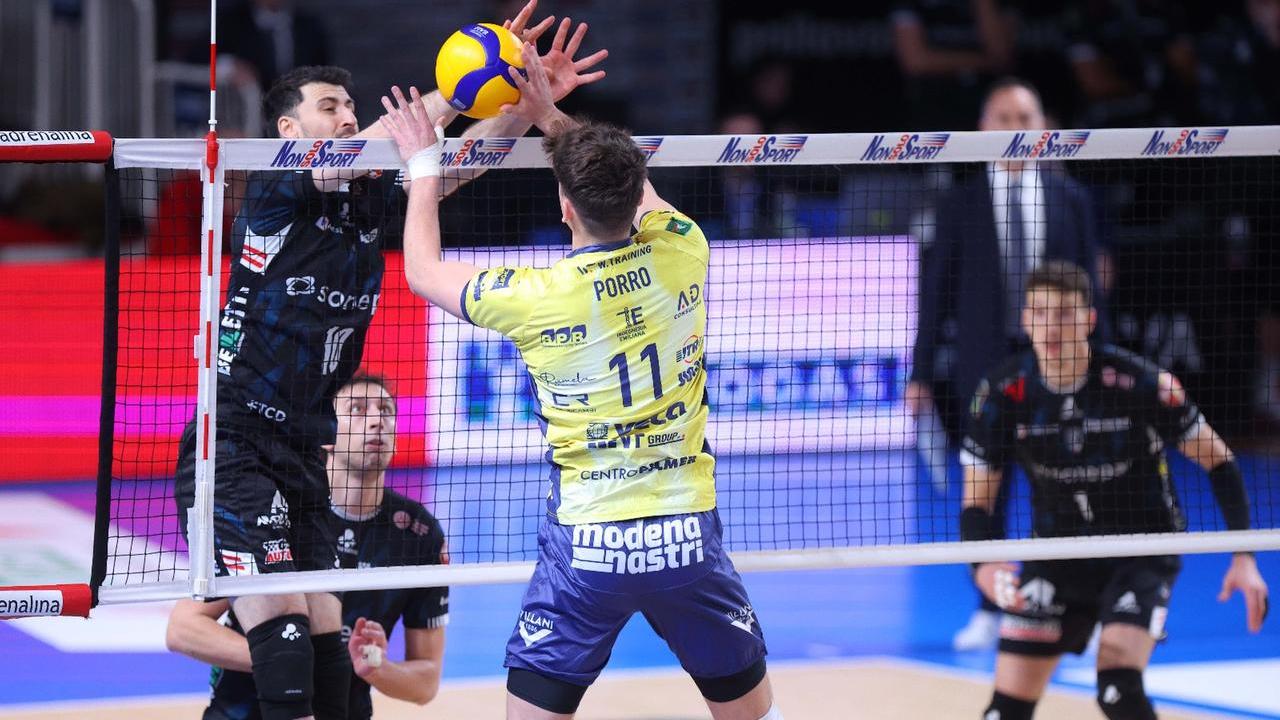 Il gialloblù Luca Porro sfida il muro di Vuk Todorovic (Padova) nello scatto di Modena Volley
