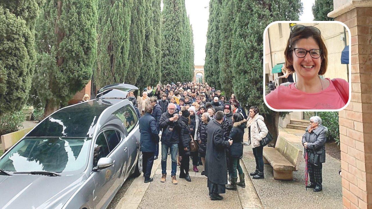 La 52enne e la folla ai funerali