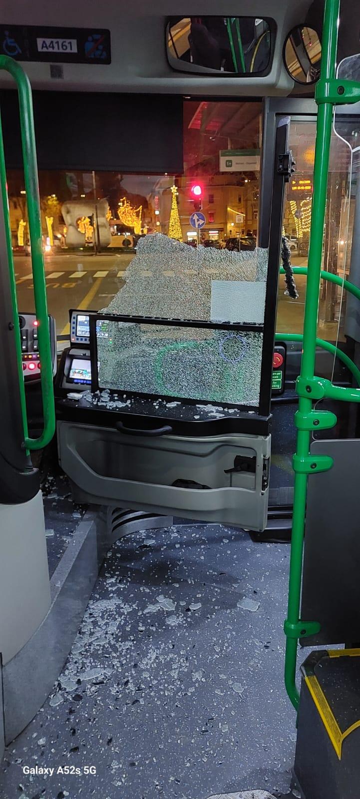 
	I danni provocati al bus in transito in piazza San Marco

