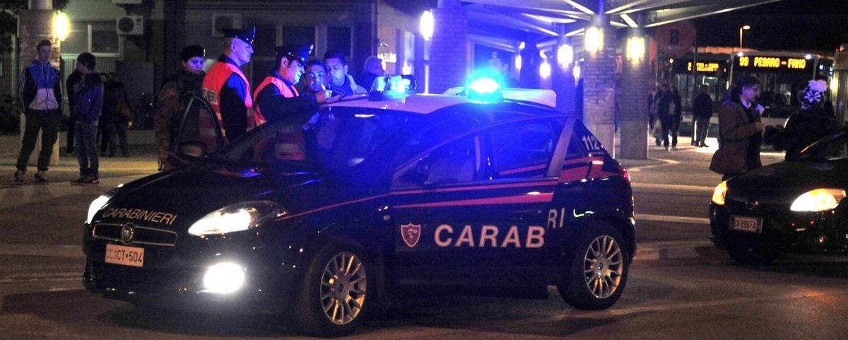 Firenze, gioielliera presa per il collo da un rapinatore che poi fugge su uno scooter