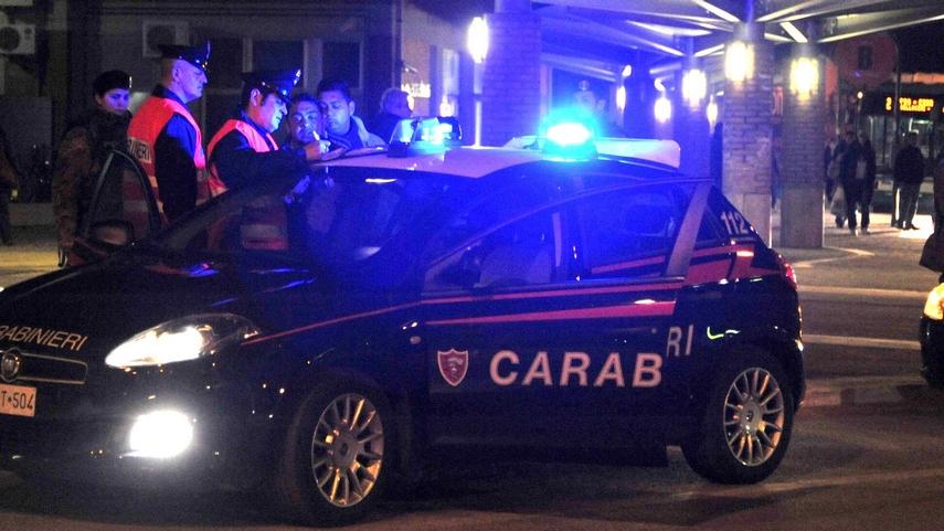 Firenze, gioielliera presa per il collo da un rapinatore che poi fugge su uno scooter