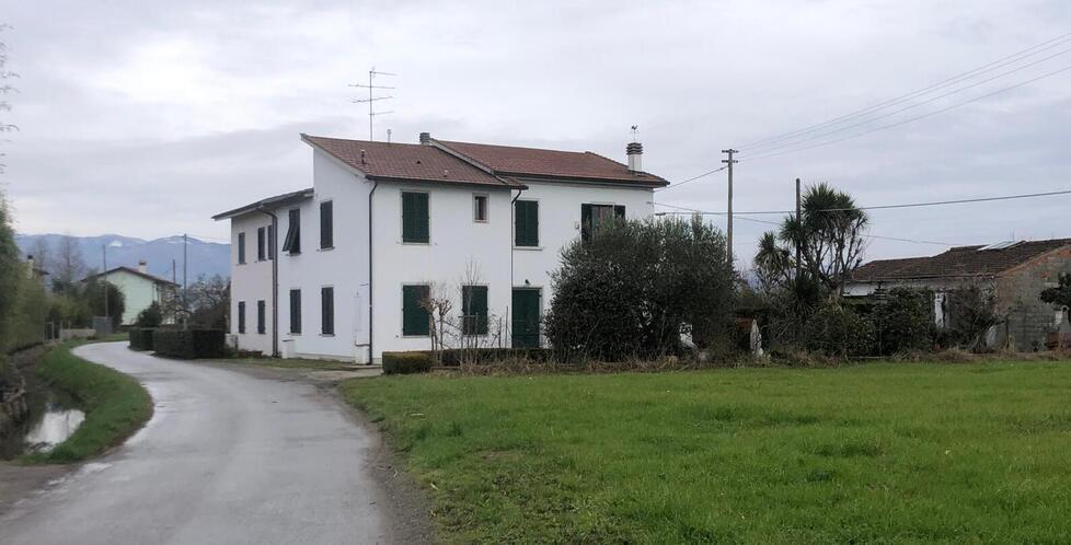 
	Uno&nbsp;scorcio di via Pratole

