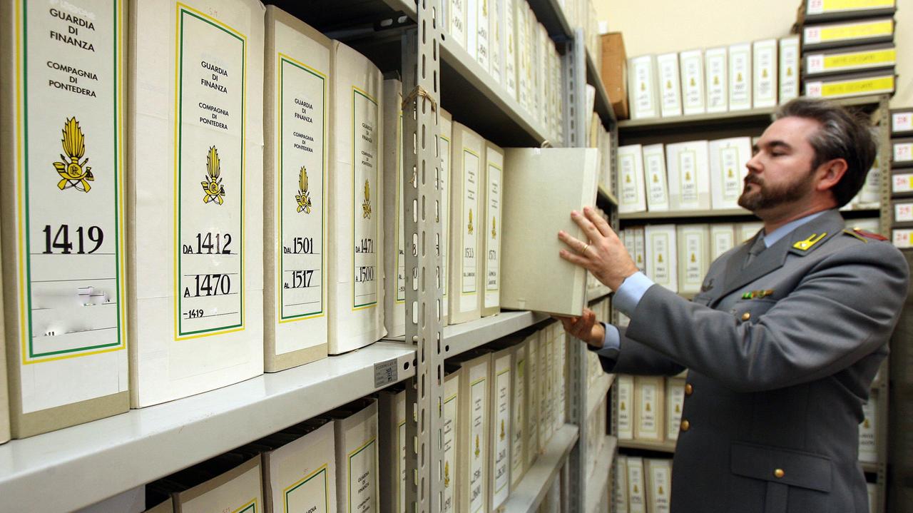 Un finanziere al lavoro (foto d'archivio)